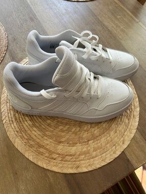 ADDIDAS ALL WHITE TENNIS SHOES - SIZE 10